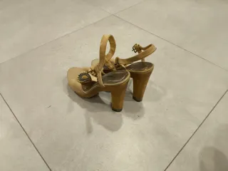Sandalias de tacón beige y doradas, madera.