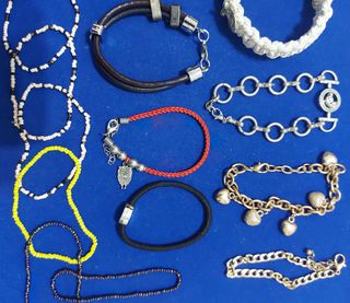 Lote de pulseras y collares