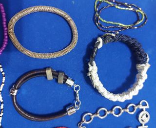 Lote de pulseras y collares