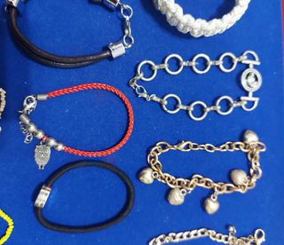 Lote de pulseras y collares