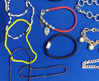 Lote de pulseras y collares