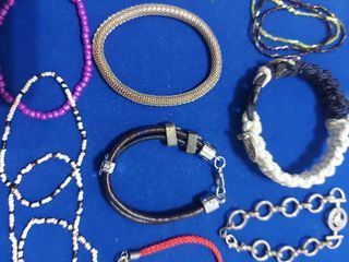 Lote de pulseras y collares