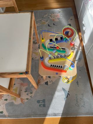 Mesa de juegos infantil de madera
