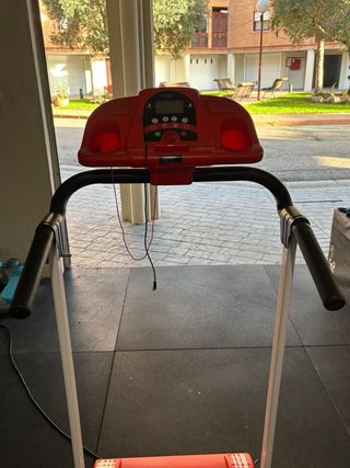 Cinta de correr Cecotec 1000W plegable.