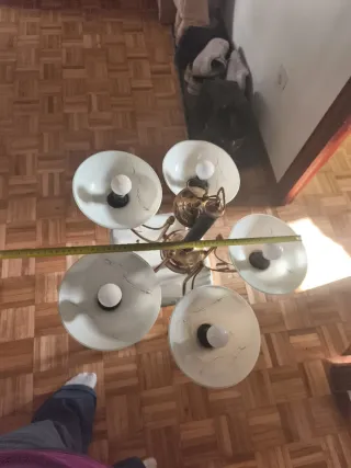 Lámpara de techo dorada y verde