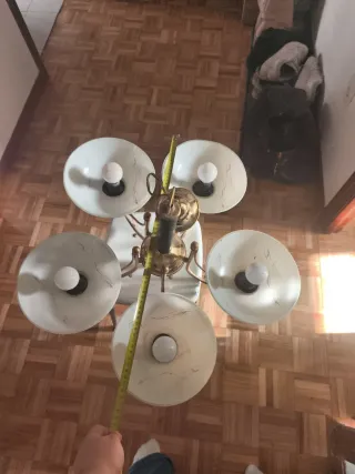 Lámpara de techo dorada y verde