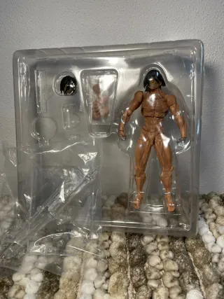 Action Figure Attack Titan Revoltech