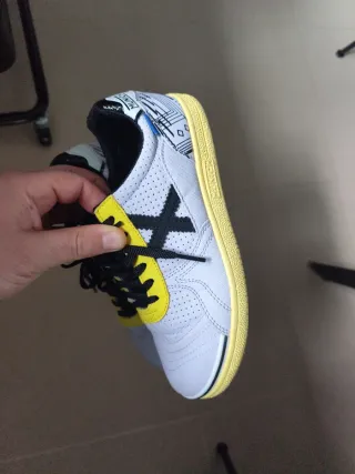 Zapatillas Fútbol Sala Munich Blancas y Amarillas