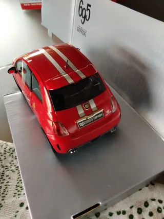 Coche a escala 1/24 Fiat 695 Tributo Ferrari