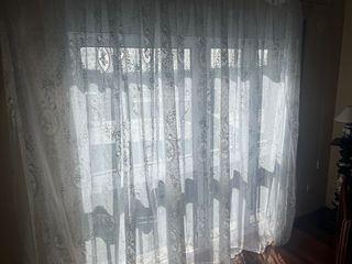 Cortinas blancas con diseño floral
