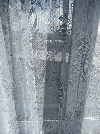 Cortinas blancas con diseño floral