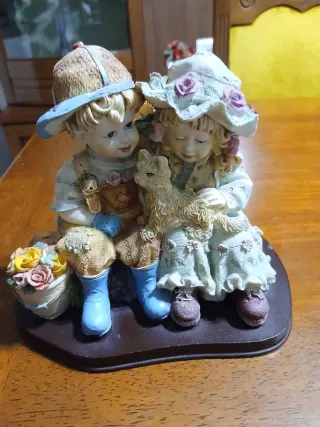 Coppia bambini in resina con gatto