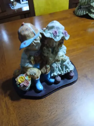 Coppia bambini in resina con gatto