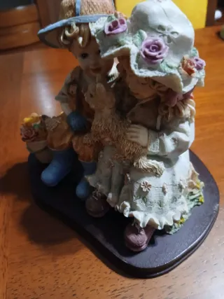 Coppia bambini in resina con gatto