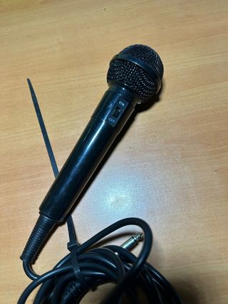 Microfono nero con cavo e jack