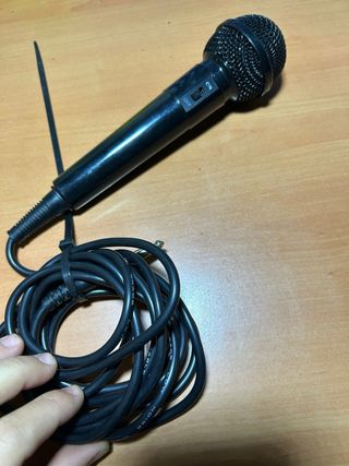 Microfono nero con cavo e jack