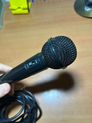 Microfono nero con cavo e jack
