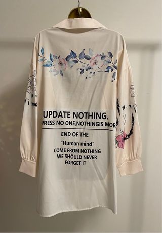 Vestido/camiseiro bege com flores e correntes