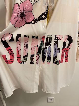 Vestido/camiseiro bege com flores e correntes