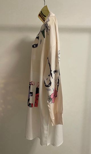 Vestido/camiseiro bege com flores e correntes