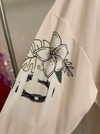 Vestido/camiseiro bege com flores e correntes