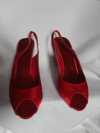 Sandali rossi in raso con tacco