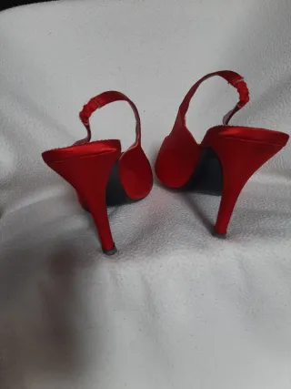 Sandali rossi in raso con tacco