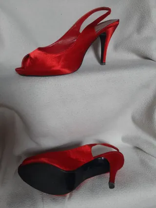 Sandali rossi in raso con tacco