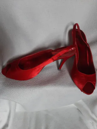 Sandali rossi in raso con tacco