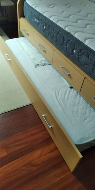 Base de cama con colchón y cajones