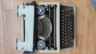 Máquina de escribir Olivetti Dora