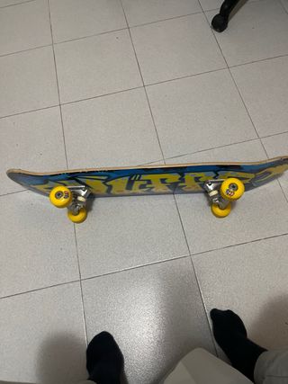 Monopatín con diseño graffiti Negociable