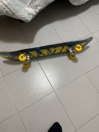 Monopatín con diseño graffiti Negociable