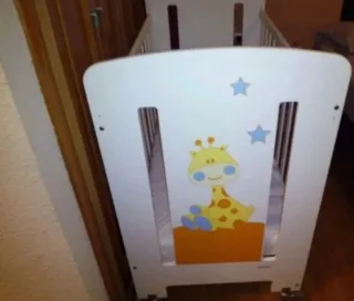 Cuna de bebé con diseño de jirafa