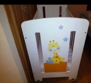 Cuna de bebé con diseño de jirafa