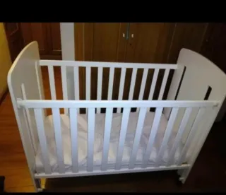 Cuna de bebé con diseño de jirafa