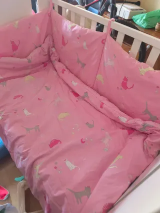 Cuna de bebé con diseño de jirafa