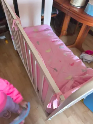 Cuna de bebé con diseño de jirafa