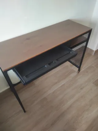 Escritorio Ikea Madera y Metal Negro