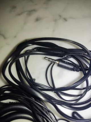 Auricolari con cavo neri e verdi.