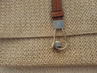 Bolso de hombro tejido beige y marrón