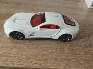 Coche de juguete deportivo blanco mide 15cm