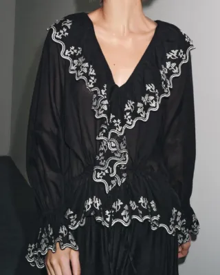 Blusa bordados volantes Zara