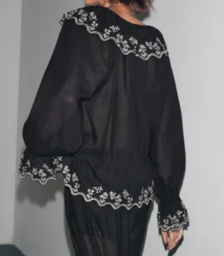 Blusa bordados volantes Zara