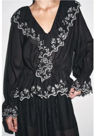 Blusa bordados volantes Zara