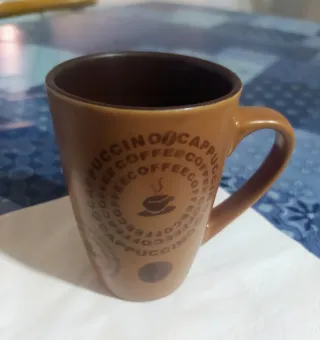 Taza de café de cerámica marrón alegoria capuchino