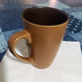 Taza de café de cerámica marrón alegoria capuchino