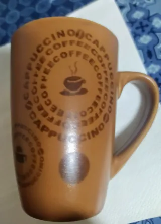 Taza de café de cerámica marrón alegoria capuchino