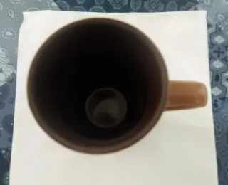 Taza de café de cerámica marrón alegoria capuchino