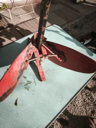 Arado vertedera regulable